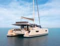 Fountaine Pajot Elba 45: Steuerstand auf halber Höhe, dazu eine ausgewachsene Fly mit großer Sitzgruppe sowie viele Liegeflächen und ein kleines, flaches Frontcockpit. Heller Ausbau, mit drei oder vier Kabinen.