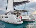 Lagoon 46 : catamaran très volumineux et large, clairement orienté vers la croisière. Disponible avec trois ou quatre cabines. Lourd