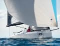 Uncomplicated. Under gennaker, the Brit starts planing early on without putting any particular strain on her crew.