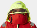La veste Ægir Ocean Jacket 2.0 de Helly Hansen offre une protection maximale contre les éléments. La capuche et la collerette couvrent tout le visage. Une visière dans la capuche permet de voir à travers.