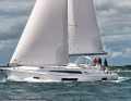 Oceanis 46.1: attraente e voluminoso cruiser di Beneteau con un design dello scafo molto moderno. Con albero avvolgibile di serie