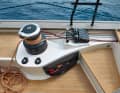 La gestion des lignes est assurée par quatre winches E de 80 derrière des jambières robustes.