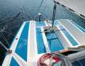 Optimisé, le design est simple : Le cockpit est volontairement simple et fonctionnel. Le barreur a la barre et l'écoute de grand-voile sous la main