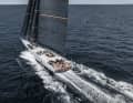 Viene trimmato in volo a bassa quota tramite flap nello specchio di poppa e nel bordo d'uscita dei foil.