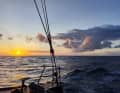 De temps à autre, Sedlacek a la chance d'admirer de magnifiques couchers de soleil. Son projet ANT ARCTIC LAB est terminé. Il navigue actuellement à bord de son Open 60 pour regagner Les Sables, où il discutera avec ses partenaires de l'avenir du bateau.