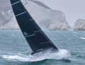 Il racer di 27 metri "Lucky" si lancia nella regata del Fastnet