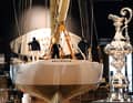 Modell der "Reliance" neben einer Nachbildung der "silbernen Kanne" in einer Ausstellung über den America's Cup.