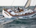 Aucun problème avec le vent et les vagues. Le yacht à cockpit central, rigide et robuste, supporte sans broncher les conditions rudes au large de l'archipel d'Orust.