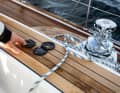 Les grands winches d'écoute se trouvent sur une plate-forme à l'extérieur du cockpit. La manipulation est facile - mais seulement avec des propulsions électriques.