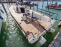 L'agencement du pont présente des structures claires. Les passavants du cockpit et le pont courant sont au même niveau. Il n'y a pas de taud de soleil.