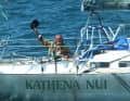 Un discreto gesto di trionfo: durante l’incontro con lo YACHT nel Canale della Manica, il velista estremo 61enne sa già di avercela fatta.