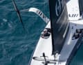 Aus der Helikopter-Perspektive: der Blick auf den französischen AC40-Foiler, der auf beiden Seiten von stationären Paaren aus Steuermann und Trimmer gesegelt wird