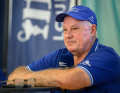 Le directeur de course Iain Murray lors d'un briefing matinal