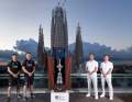Foto mit Symbolcharakter (v.r.n.l.): Die britischen Co-Piloten Dyland Fletcher und Ben Ainslie, neben ihnen "Taihoros"-Co-Piloten Peter Burling und Nathan Outteridge. Das Bild mit dem America's Cup entstand vor der Basilica de la Sagrada Famílía