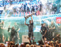 Ici, le skipper néo-zélandais Peter Burling et son équipe célèbrent leur victoire à la Coupe et les droits d'organisation de la 38e America's Cup qu'ils ont ainsi gagnés.