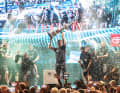In ottobre, Peter Burling ha vinto per la terza volta l'America's Cup con Emirates Team New Zealand, ed eccolo sollevare la pesante brocca nel cielo di Barcellona.