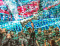 La célèbre photo de la fête de la victoire de l'America's Cup à Barcelone. Peter Burling lève son pot d'argent vers le ciel de Barcelone.