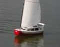 Yann Quenet a fait le tour du monde de 2019 à 2022 sur son bateau de quatre mètres "Baluchon" qu'il a construit lui-même. Il veut maintenant repartir avec. Quenet a annoncé sur Facebook que son micro-bateau était prêt pour un nouveau tour du monde.