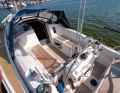 Réminiscence d'un superyacht : la roue coudée et la colonne de direction dominent le cockpit. Mais elle fonctionne parfaitement