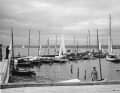 Cette photo a été prise vers 1930 : des dériveurs du Club de voile universitaire de Munich sont amarrés à un ponton en bois au bord de l'Ammersee.