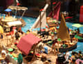 Für das Orient-Diorama hat Oliver Schaffer die Segel der Playmobil-Boote individuell angepasst. So werden aus Standard-Teilen historisch korrekte Lateiner-Segel, die den wissenschaftlichen Ansprüchen des Museums gerecht werden.