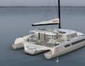 Le poste de pilotage est surélevé et placé sur le côté. Le salon du flybridge, situé sur le pont supérieur, est une nouveauté.