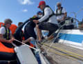 ... e scortato nella zattera di salvataggio