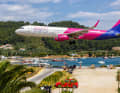 Un avion de tourisme en approche à Skiathos, en Grèce.