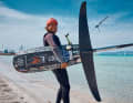 Florian Gruber mit seinem Board am Strand