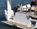 Innovativ: Ein seitlicher Niedergang führt zur geöffneten Badeplattform. Unter dem Brückendeck ist Platz für eine Grillstation