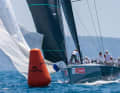Une touche royale : Felipe de Borbon est le skipper de l'ORC 52 « Hispania », qui occupait la deuxième place de la catégorie ORC 0 à l'issue des deux premières journées de régate.