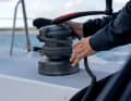 Pour activer le Quicktrim, il suffit de tourner légèrement le capot supérieur du winch dans le sens inverse de l'enroulement, ce qui permet de désengager le selftailer et de border l'écoute à la main.