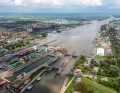On the Elbe side: the Brunsbüttel lock. The construction site for the fifth chamber can be seen in the centre. The small harbour is located on the left, just behind the lock (waypoint 1 on the map in the article)