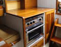 Prioritised: No expense has been spared in the galley. The cooking area located directly by the companionway takes up a relatively large amount of space and is even equipped with an oven. The interior design is characterised by a strong visual contrast.