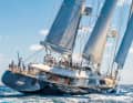 46. Zenji: Das Flybridgeformat legte 2004 als „Santa Maria“ ab. Zuletzt empfing sie 2022 ein neuer Eigner, der ihr ein Refit spendierte. Für mehr Tenderstauraum besitzt „Zenji“ im Vergleich zu den Schwestern ein höheres vorderes Freibord. Ab rund 205 000 Euro/Woche steht sie Chartergästen zur Verfügung, auch für Regatten. Der Zweimaster nahm mehrfach am Perini-Navi-Cup teil und ging bei der St. Barth’s Bucket an den Start.