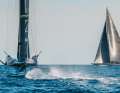 L'AC75 "Britannia" solca il campo di regata dell'America's Cup a Barcellona. Il J "Svea" svedese si intravede all'orizzonte