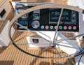 Appuyer sur les boutons : Les winchs Andersen pour les écoutes et les drisses et les enrouleurs pour la grand-voile et le foc se commandent sur les roues.