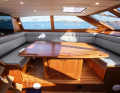 The centrepiece of the interior layout is the high-lying seating group. Underneath there is space for a cabin and more