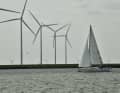 Windanlagen flankieren das Fahrwasser der Randmeere, das genügend Platz für freies Segeln lässt.