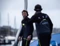 Le skipper François Gabart regarde autour de lui.