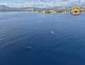 Die gesunkene 56-Meter-Yacht "Bayesian" auf Grund  (heller Schatten) vor Porticello