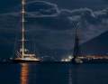 All’ancora a mezzo miglio marino al largo di Porticello. La foto ritrae la “Bayesian” (a sinistra) e la goletta a vela di gabbia “Sir Robert Baden Powell” alle ore 20:00 di domenica 18 agosto, la sera prima del naufragio.