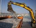 Tonnellate di pesci morti vengono dragate dal bacino del porto di Volos