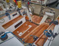 The high coaming is pulled far aft. The mainsailer does not sit comfortably. Teak in the cockpit is only available at extra cost.