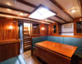 The interior below deck was completely renovated in a classic style a few years ago. | YACHT/J. Kubica