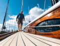 Where omission becomes a stylistic device: no railing, no chrome frames on the oval windows. Instead, a high foot rail and a wide running deck