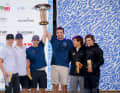La cerimonia di premiazione dei 49ers con i vincitori della medaglia d'argento Jacob Meggendorfer e Andreas Spranger (a sinistra).