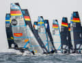 Gli skiff olimpici 49erFX nell'area di Kiel, che ogni anno durante la settimana di Kiel mostrano cosa sarebbe possibile fare anche a livello olimpico.