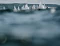 La flotte des Championnats du monde de 470 mixte au large de Gdynia.