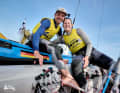 Simon Diesch et Anna Markfort se réjouissent de leur médaille d'argent aux championnats du monde en 470 mixte.